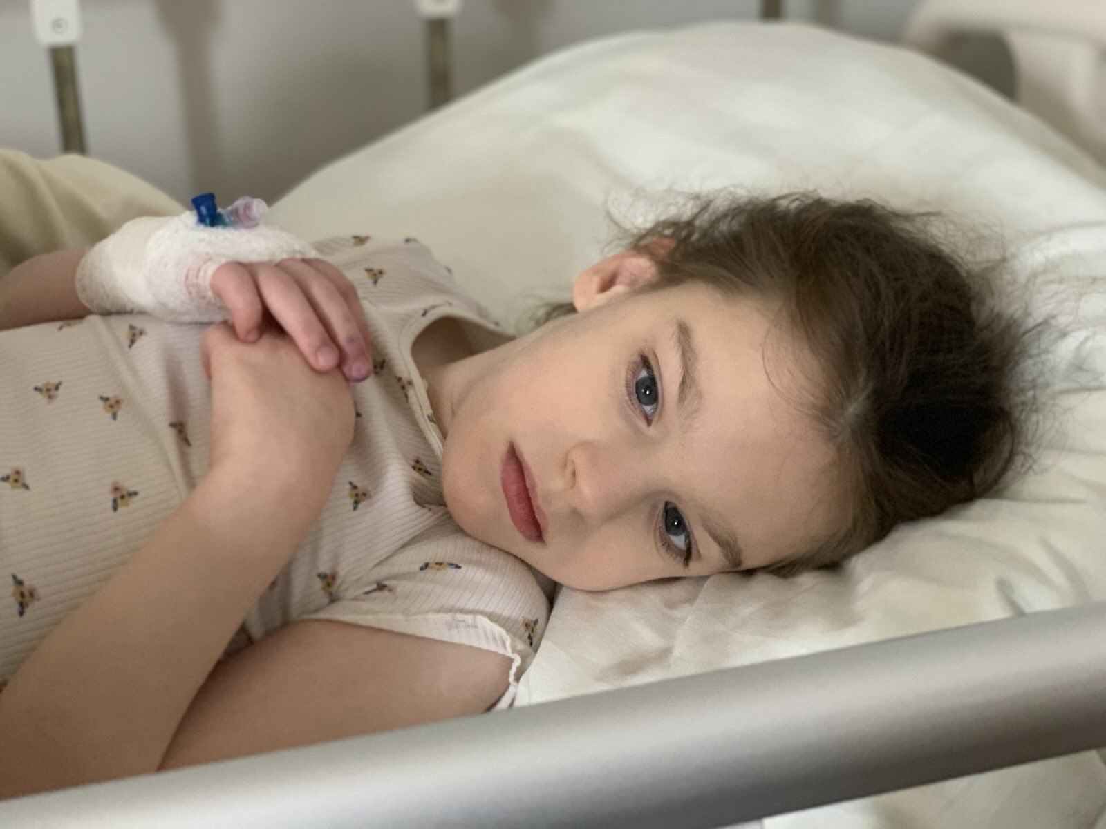 Marysia w szpitalu - wielkie niebieskie oczy patrzą prosto w obiektyw